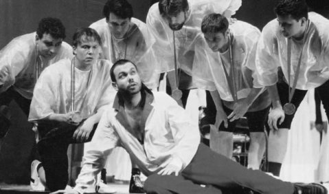 Eishockey-Oper: Szene aus Martin Smolkas Musiktheater „Nagano“. Foto: Nationaloper Prag