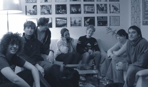 Die Tapete Records Crew im Konferenzraum. Von links nach rechts: Sebastian Tim (Booker), Dirk Darmstaedter (Gründer), Gunther Buskies (Gründer), Wiebke Colmorgen (Presse, Promo), Nina Thomsen (Presse, Promo), Lynn Buschhüter (Praktikantin), Christoph Wegn