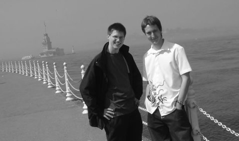 Im Hintergrund der Mädchenturm, im Vordergrund zwei begeisterte Türkei-Entecker: Andreas Hering (li.) und Sebastian Kraus in Istanbul. Foto: privat