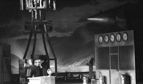 Nachtflug-Landschaft: das Bühnenbild zu „Volo di notte“ an der Frankfurter Oper. Foto: Charlotte Oswald