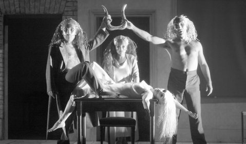Verzweifelte Collage aus Flucht und der Gier der Annäherung. Szene aus „The Io Passion“. Foto: Festspiele Bregenz