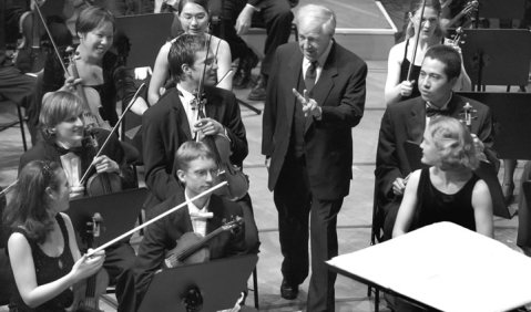 Bildimpressionen aus der Akademie 2004: Pierre Boulez mitten im Academy Orchester. Foto: Priska Ketterer