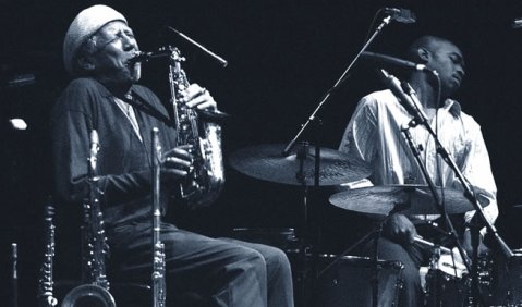 Auf seiner letzten Tournee auch in Berlin zu Gast: Charles Lloyd (li.) zelebrierte mit dem Tabla-Spieler Zakir Hussain (nicht im Bild) und dem Perkussionisten Eric Harland eine Hommage an den Schlagzeuger Billy Higgins. Foto: Jazzfest Berlin