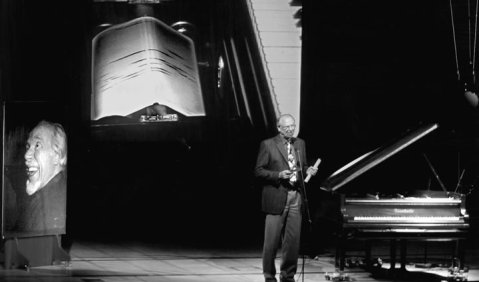 Ton-Film: Jürgen Hocker demonstriert vor einem Bild Conlon Nancarrows (links) und mit Hilfe einer Video-Kamera das Funktionieren eines Player Pianos.