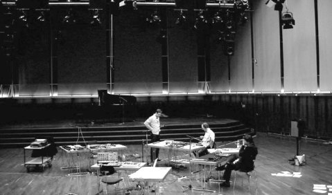 Kein Setting für Musiktherapie, sondern Vorbereitungen für ein „Electronic Music Theatre“: drei von vier „Freudianern“ bei einer Aufnahme im Sendesaal des Deutschlandfunk. Foto: Deutschlandfunk
