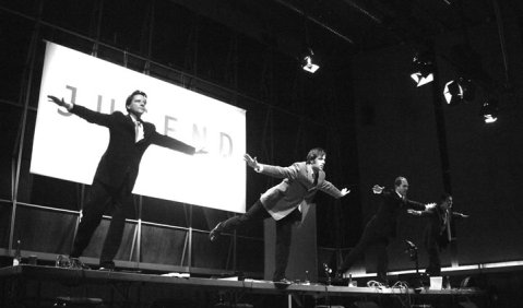 Balanceakte auf der Tischkante – „electronic music theatre“ der Künstlergruppe „Arbeit“, Frankfurt am Main. Foto: Deutschlandfunk, 2005