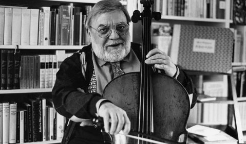 Wort und Ton geschwisterlich vereint: Siegfried Palm in seinem Studierzimmer in Frechen. Foto: Charlotte Oswald