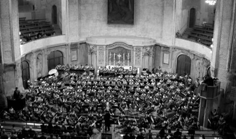 Riesenorchester mit unglaublicher Präzision: das Jugendorchester Venezuela in der Dresdner Frauenkirche. Foto: JMD