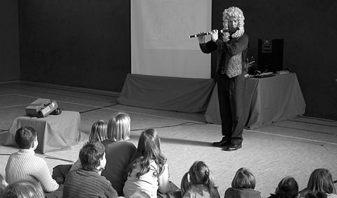 Spannung liegt in der Luft. Musiktheater von und mit Andreas Haas