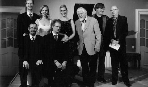 Bad Reichenhaller Gruppenbild (v.l.): unten sitzend die Pianisten Axel Bauni und Jan Philip Schulze; oben stehend die Sänger Peter Schöne, Mojca Erdmann und Ann-Carolyn Schlüter sowie die Komponisten Wilhelm Killmayer, Jan Müller-Wieland und Aribert Reima