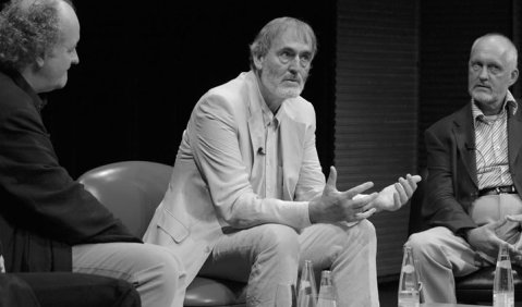 Künstlergespräch in Luzern: Unter der Leitung von Ulrich Mosch (nicht auf dem Bild) sprechen (v.li.) Wolfgang Rihm, Helmut Lachenmann und Udo Rauchfleisch über das Neue in der Musik. Foto: Georg Anderhub