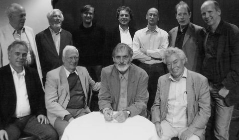 Helmut Lachenmann und seine zehn Exegeten (von links oben): Hartmut Lück, Hans-Klaus Jungheinrich, Jan Müller-Wieland, Reinhart Meyer-Kalkus, Martin Kaltenecker, Jürg Stenzl, Jörn Peter Hiekel. Unten (v.li.): Ulrich Mosch, Max Nyffeler, Helmut Lachenmann 