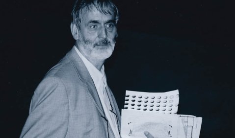 Helmut Lachenmann 2002 bei den Salzburger Festspielen, wo sein „Mädchen mit den Schwefelhölzern“ aufgeführt wurde.