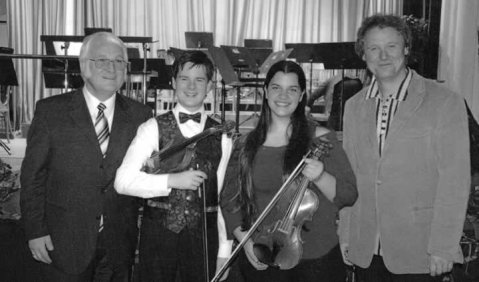 v.l.n.r.: Wilfried Schönweiß, Initiator und Organisator, mit Stefan Tarara und Danae Papamatthäou-Matschke und Musikdirektor Stefan Fraas