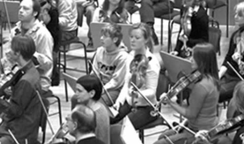 Hautnah: Marek Janowski bot den Kindern an, bei Proben mitten im Orchester zu sitzen. Links ein Brief von Florian über seine Erlebnisse. Abb./Foto: RSB