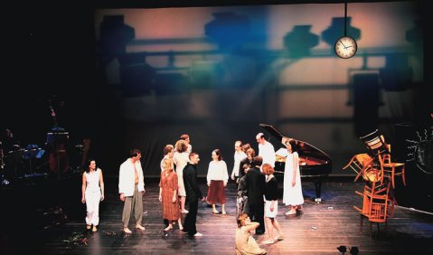 Melancholische Versammlung mit Musikern und Stühlen: Szene aus Wolfgang Floreys Dürer-Musiktheater „Melencolia“. Foto: Charlotte Oswald