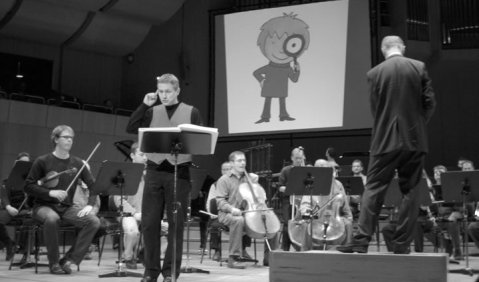 Timing von Sprache, Musik und Illustration stimmte: Unser Bild zeigt Jörg Hilbert als Sprecher und Christoph Poppen als Dirigent des Münchener Kammerorchesters. Foto: Terzio Verlag