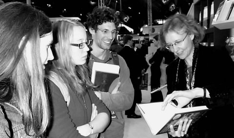 Studierende im Messe-Gespräch. Foto: Ruth-Iris Frey-Samlowski