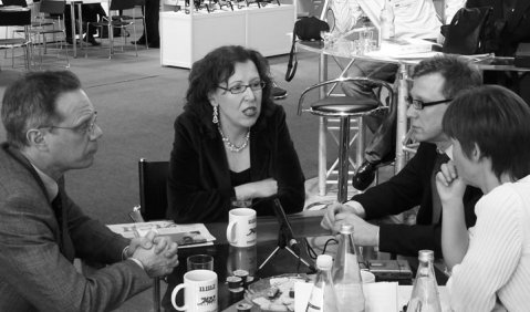 Lebhafte Debatte am ConBrio-Stand (v.li.): Heinz Stroh, Daniela Zimmer, Thomas Tietze und Barbara Haack. Foto: Koch