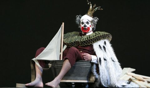 Richard Kindley als König von Neapel in Luca Lombardis Oper „Prospero“ am Staatstheater Nürnberg. Foto: Marion Bührle/Staatstheater Nürnberg