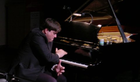 Spielt den Pianisten: Moritz Eggert. Foto: Dieter Trüstedt