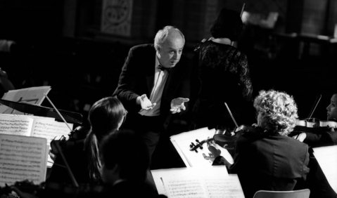 Frieder Obstfeld und die Kammerphilharmonie Amadé. Foto: Kammerphilharmonie Amadé 