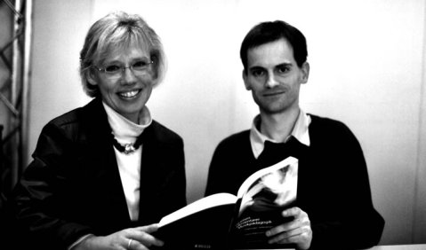 Juliane Ribke und Michael Dartsch bei einer Buchpräsentation auf der Musikmesse Frankfurt 2002. Auf der gegen-überliegenden Seite würdigt Michael Dartsch die Arbeit der Wissenschaftlerin, Autorin und Hochschulprofessorin.