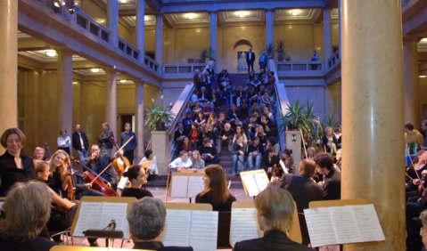 Die „Filmfoniker“ im Lichthof der Musikhochschule. Foto: Martin Hangen