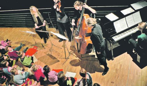 Kinder lauschen dem „concertino piccolino“ in Detmold. Es spielen (v.l.): Claudia Runde, Kristin Haar, Martina Zimmermann, Melanie Loll und Dietlind Strohpal. Foto: Juan Martin Koch 