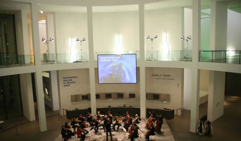 Alexander Liebreich und das Münchener Kammerorchester bei einer Probe für die Nachtmusik. Foto: Florian Ganslmeier/MKO