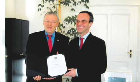 Foto: Solf Schaefer (rechts) bei der Verleihung der Goethe-Plakette des Landes durch das Hessisches Ministerium für Wissenschaft und Kunst.