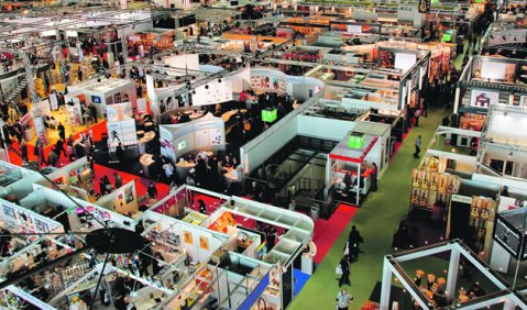 Selten sieht man so leicht ins Innere des deutschen Musiklebens wie auf unserem Bild. Mehr zur Musikmesse Frankfurt 2007 im Magazin auf den Seiten 4 bis 6. Foto: Johannes Radsack.