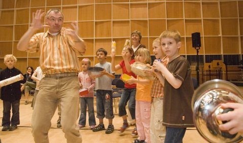 Thomas Winkler, Schlagzeuger des MDR-Sinfonieorchesters, dirigiert die Kindergruppe. Foto: MDR/Höhn