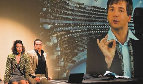 Zwei Protagonisten bespielen Bühne und Videoscreen zugleich. Foto: S. Müller
