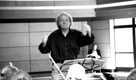 Tenor Manfred Jung als Dirigent im Markgräflichen Opernhaus in Bayreuth. Foto: Johannes Radsack