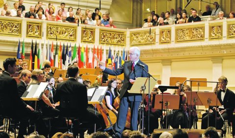 Das Foto zeigt Hans-Gert Pöttering (Präsident des Europäischen Parlaments und Schirmherr von young.euro.classic) im Konzerthaus am Gendarmenmarkt in Berlin. Foto: Kai Bienert/young.euro.classic
