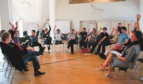 Zur Konsensdemokratie fähig: Die Orchestermitglieder entscheiden sich einstimmig für das neue Leitbild. Foto: J. Radsack