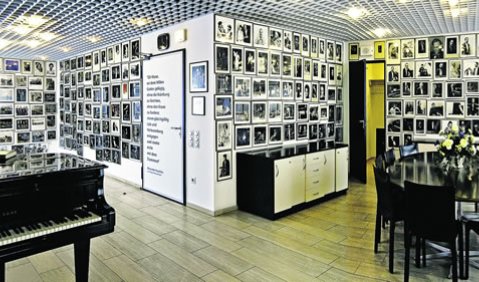Das Künstlerzimmer im Leverkusener Erholungshaus: Eindrucksvolles Zeugnis der Künstler-Persönlichkeiten, die hier gastiert haben. Foto: Bayer AG