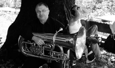 Rast bei der Pilgerwanderung: Josef Steinböck an der Tuba und Miriam Merzhäuser vom Festival Klangspuren. Foto: Astrid Karger