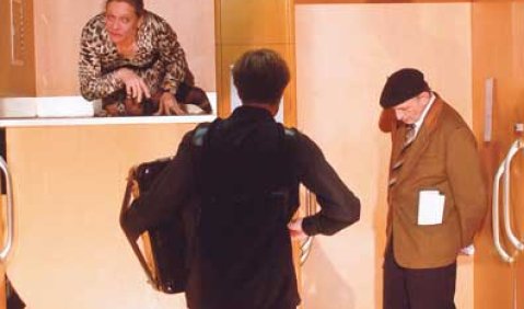 Diskrete Stücke 2 im Paternoster des Kölner Funkhauses: Manos Tsangaris gestaltete hier gleich mehrere Kabinette. In einem erscheint der Dichter Heinrich Böll (rechts), der diesem Paternoster zu literarischem Ruhm verhalf.