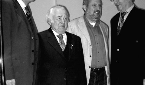 Von links: Staatsminister Thomas Goppel, Alexander L. Suder, Siegfried Mauser und Dirk Hewig anlässlich des Festkonzertes zum 50. Band der Reihe „Komponisten in Bayern“ im November 2007. Foto: Andrea Fink