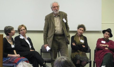 Bei der Eröffnungssitzung der Londoner Konferenz tauschen Angehörige von im Dritten Reich verfolgten Komponisten ihre Erinnerungen aus: v.l.n.r.: Eva Fox-Gál (Tochter von Hans Gál), Andrea Rauter (Tochter von Ferdinand Rauter), Daniel Snowman (Autor von „