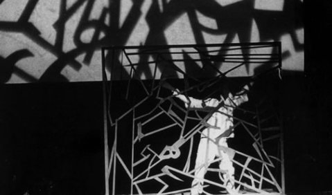 Das Bühnenmodell zu Luigi Nonos „Intolleranza“, die eine große Eisenskulptur in den Mittelpunkt stellt, in der sich die Protagonisten verfangen – in Anlehnung an Vedovas eigenes Bild „Konzentrationslager – Menschen und Stacheldraht“ von 1950 (Venedig, Tea