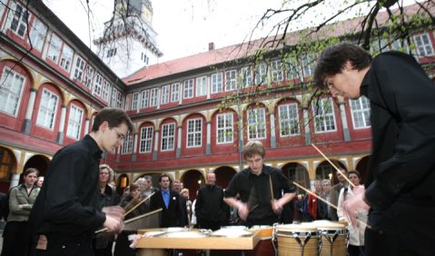 Platzkonzert mit dem Schlagzeugtrio der Braunschweiger Musikschule im Schlosshof Wolfenbüttel. Foto: Rainer Surrey