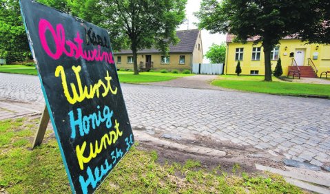 Obstwein, Wurst, Honig, Kunst: Theodor W. Adorno als Werbetexter für einen Aufsteller im brandenburgischen Linum? Foto: Martin Hufner
