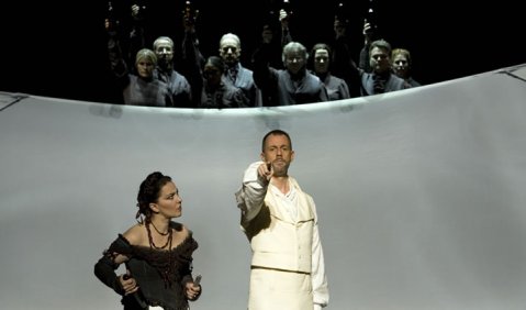 Annette Elster und Otto Katzameier in Stanislas Nordeys Inszenierung. Foto: B. Uhlig/Opéra National de Paris
