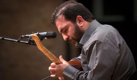 Taner Akyol. Bağlama-Spieler beim Konzert in der UdK Berlin. Foto: Hufner