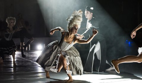 Margherita Sabbadini (vorne) und Company Ballett Rossa. © Theater, Oper und Orchester GmbH Halle, Foto: Anna Kolata