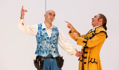 Modestas Sedlevičius als Figaro, Enrico Iviglia als Graf Almaviva. Foto: Claudia Heysel