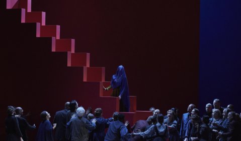 Spannungsverluste im Halbdunkel – „Don Carlos“ am Theater Basel. Foto: Matthias Baus